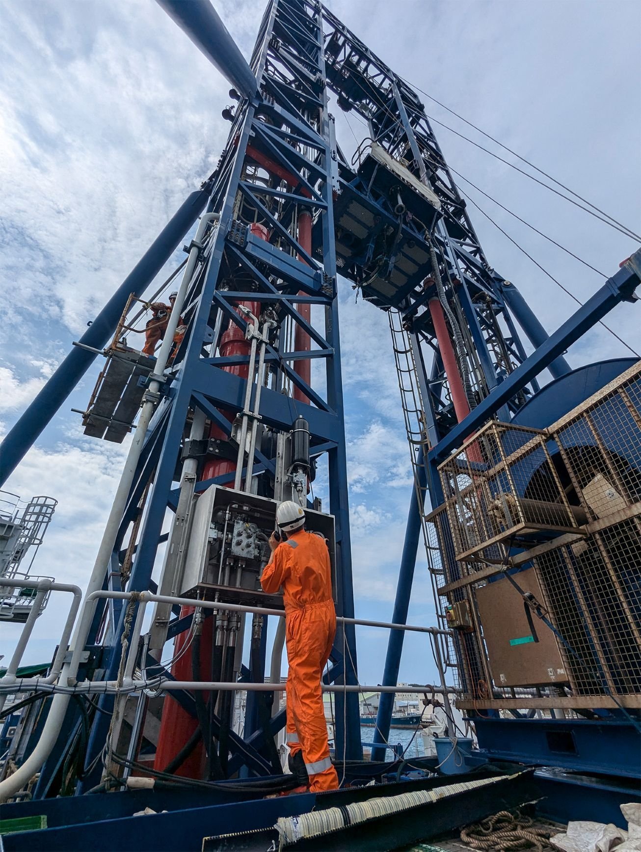 MIN001 - Active Heave Assist system (red cylinders) installed on a vessel