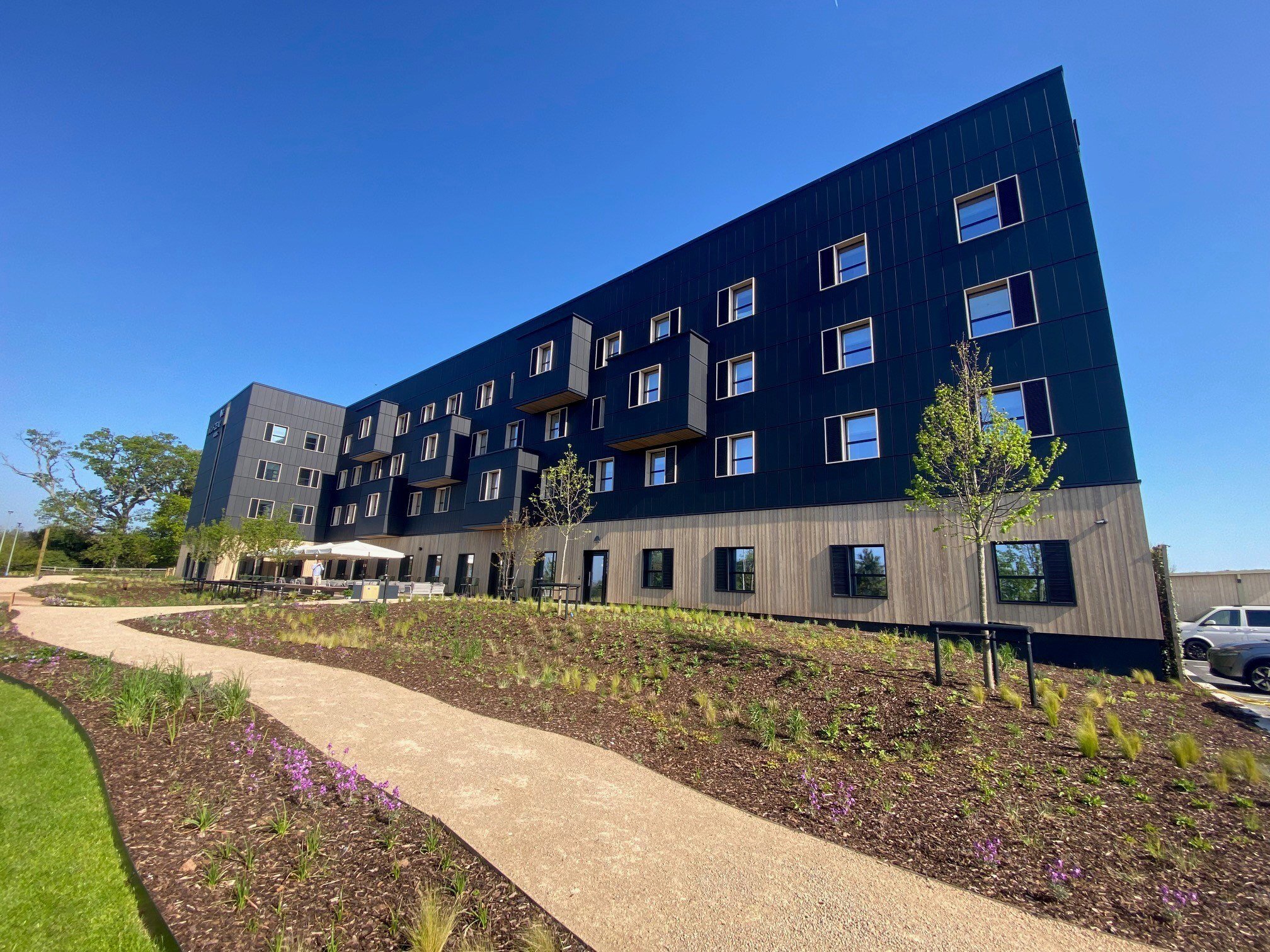 The innovative solar façade is projected to generate 320,000 kWh of clean, renewable energy annually, eliminating the production of 202 tonnes of CO2 per year