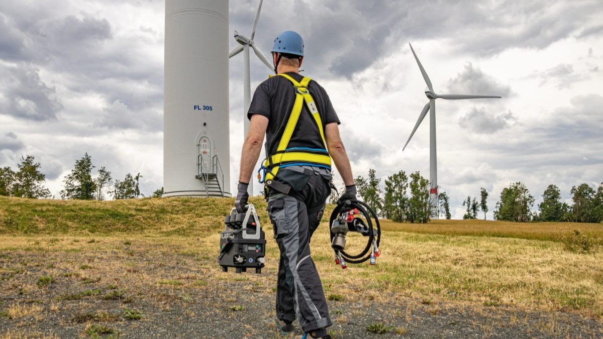 Revolutionizing Wind Turbine Maintenance: Plarad’s XA1 Power Brings Lightweight Precision to Bolting image