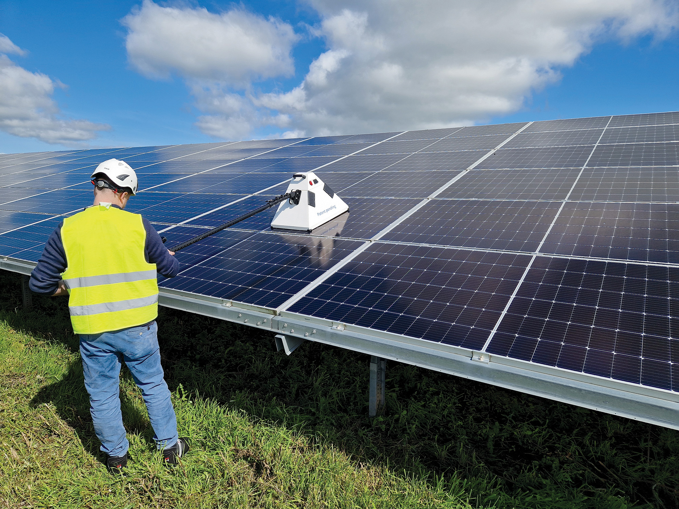 Taking electroluminescence inspection into the field with AI image