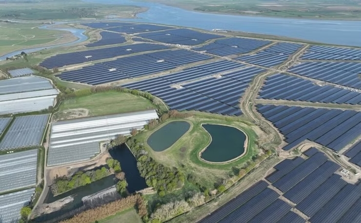 RES wins contract to operate UK's largest solar farm image