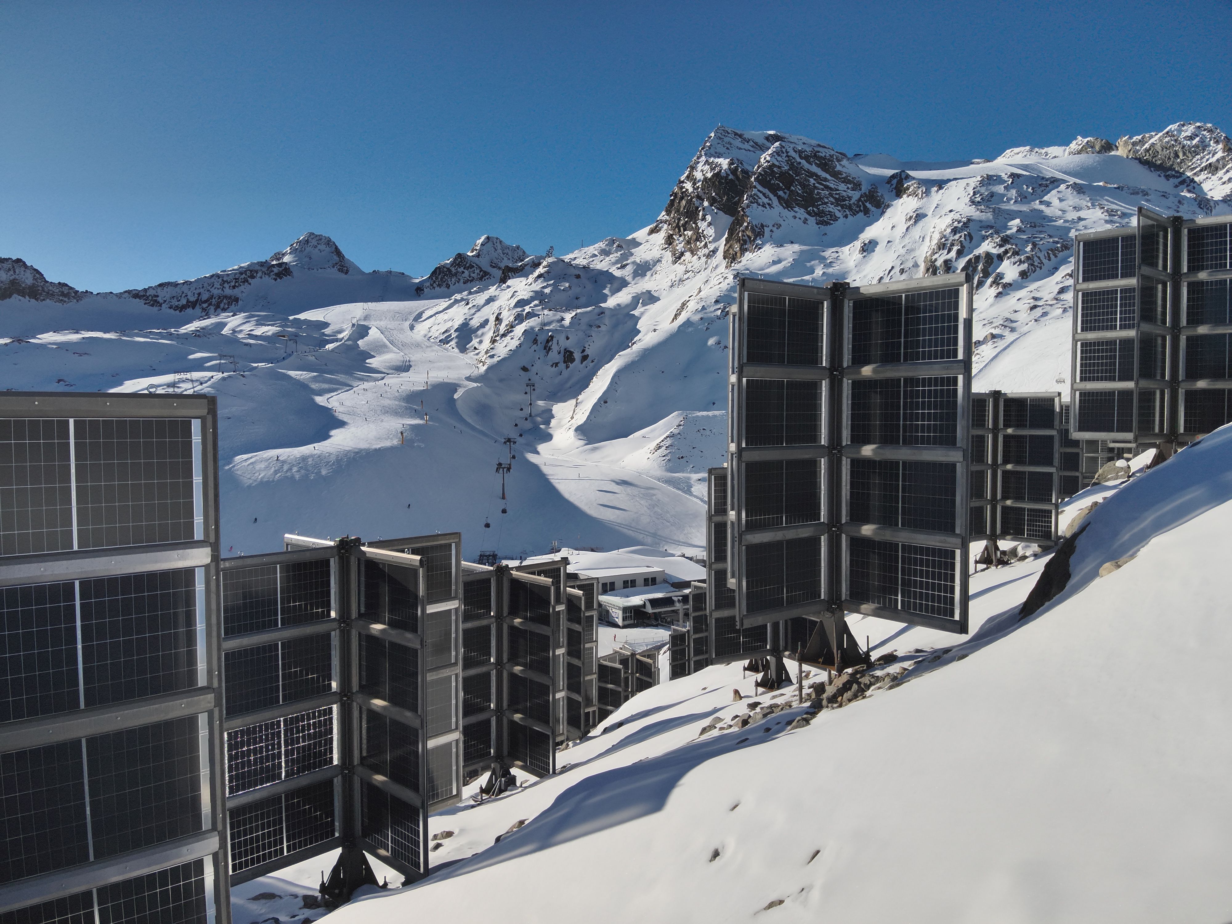 SolarEdge Announces Cooperation with HELIOPLANT® to Power its First-of-its Kind Cross-Shaped Bifacial Solar System for Alpine Regions image