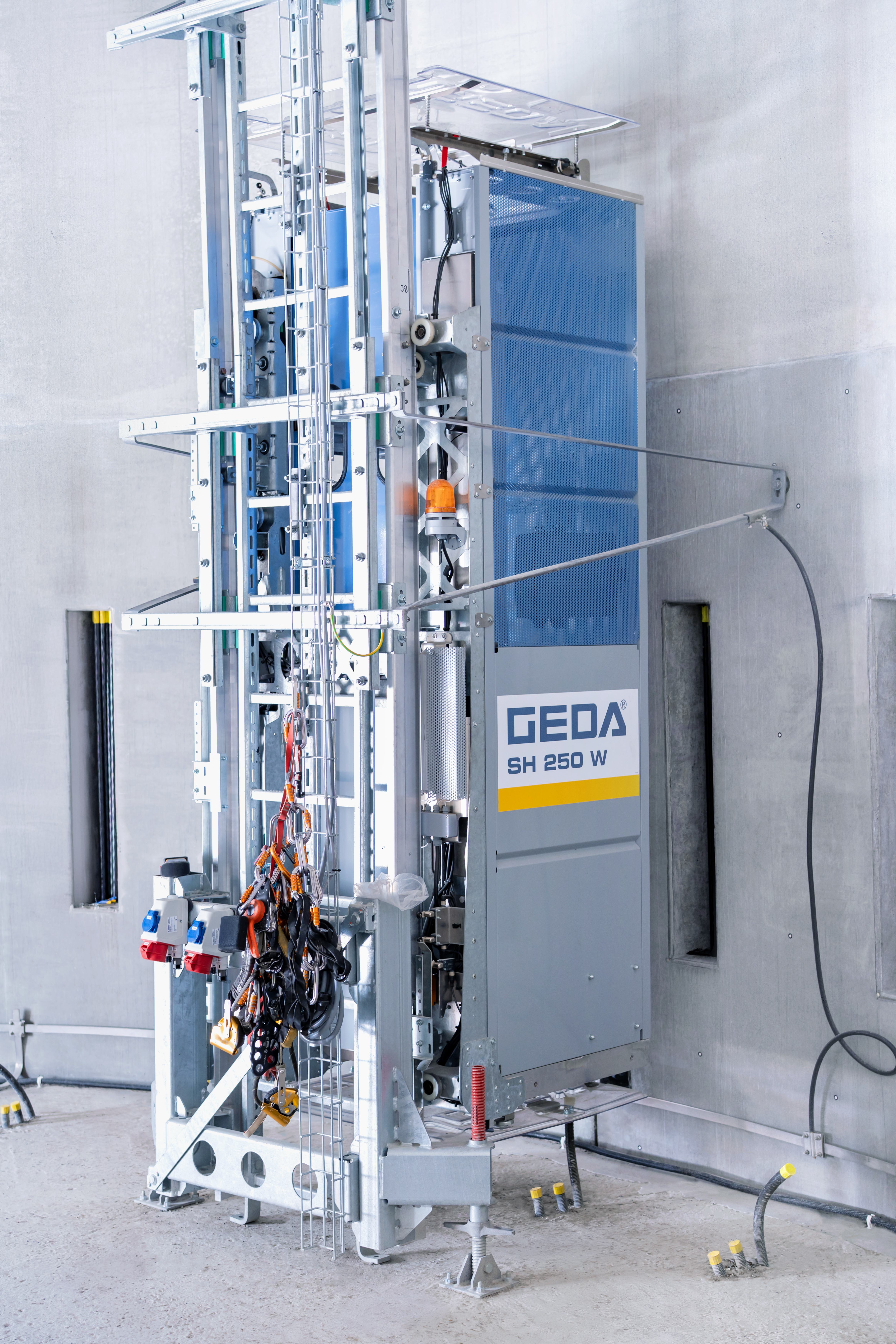 Battery-powered lift for wind turbines sets new standards in safety, availability and efficiency image