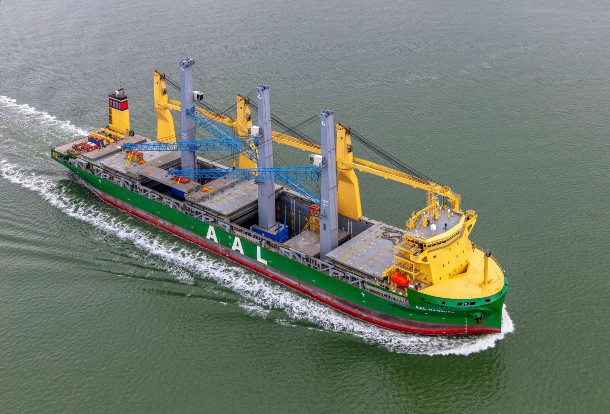 AAL EXECUTES OPEN-HATCH SAILING TO DELIVER 60 METRE TALL PORT CRANES FROM EUROPE TO THE AMERICAS image