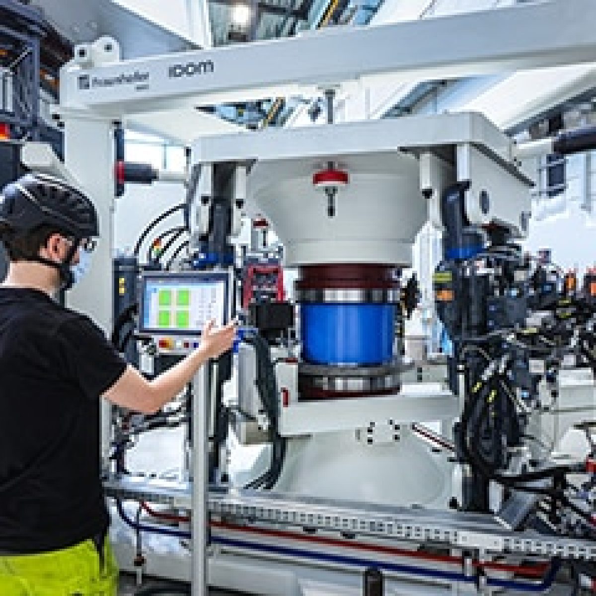 Fraunhofer IWES puts further bearing test rig into operation image
