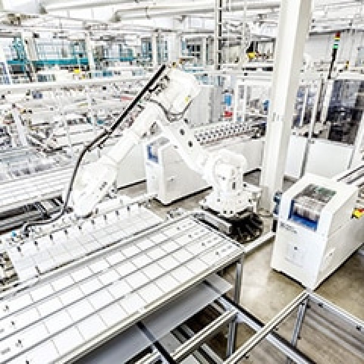 SolarWelt solders M6 PERC half cells with 9 busbars on the latest generation of Teamtechnik stringers image