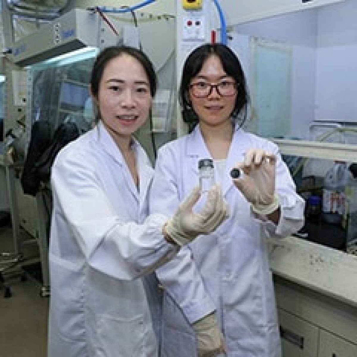 Breakthrough by CUHK Engineering in Battery Research Electrolyte Made with Skin Cream Ingredients Enables Stable and Non-flammable Aqueous Li-ion Batteries image