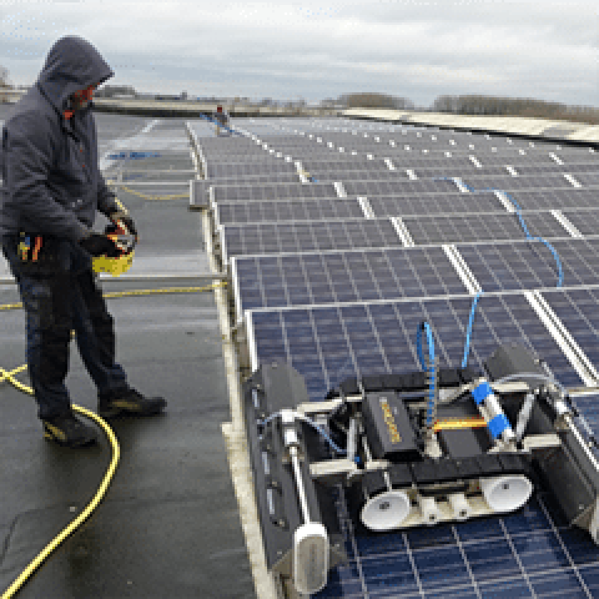 Cleaning solar panels: an evolution image