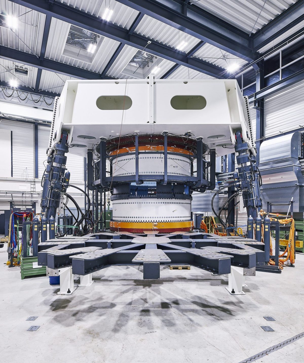 Realistically testing large roller-type blade bearings image