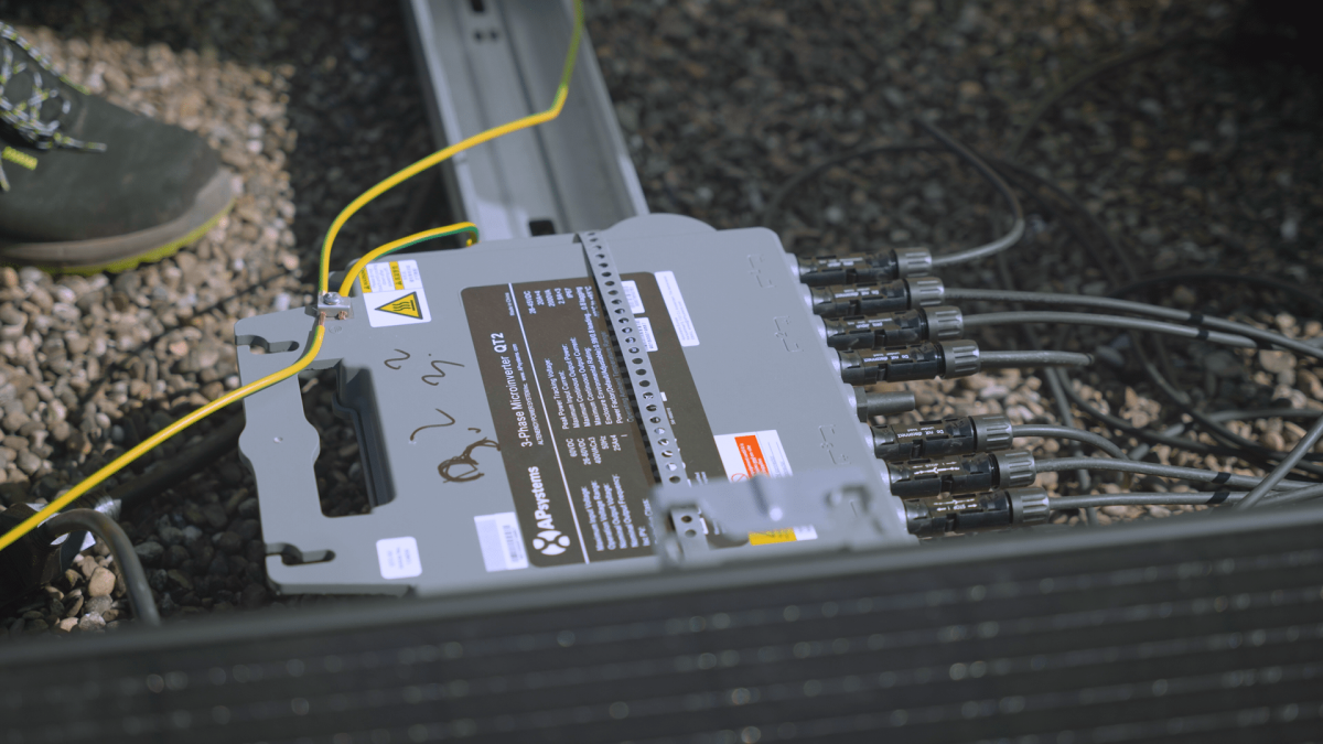 Commercial and industrial projects with three-phase microinverter tech image