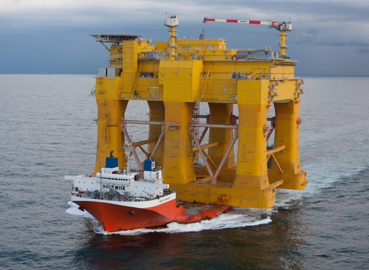 Compact cranes for versatile wind conditions image