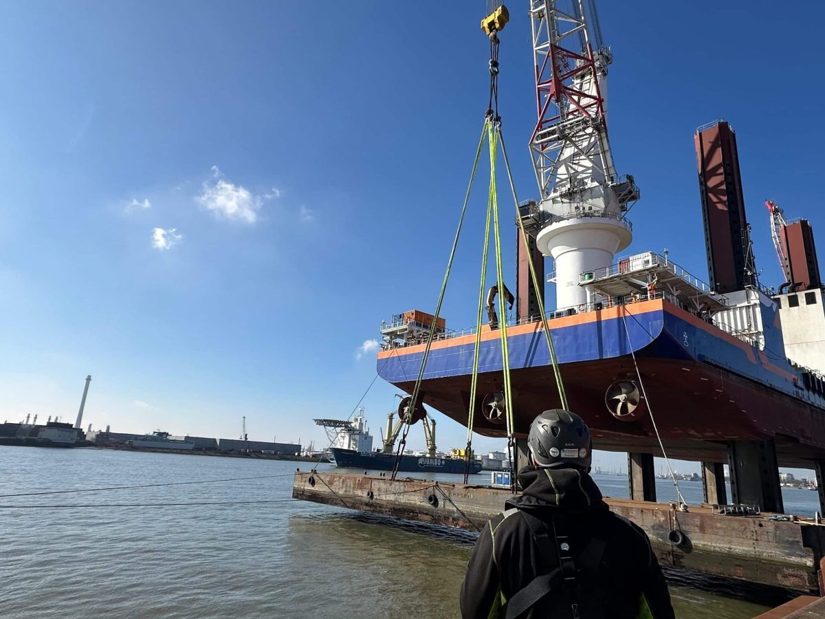 Crane ship testing: ensuring safety and operational efficiency in heavy lifting image