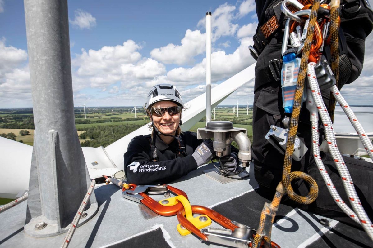 Deutsche Windtechnik's Aircraft Detection Lighting System a success - new installations and international business on the horizon image