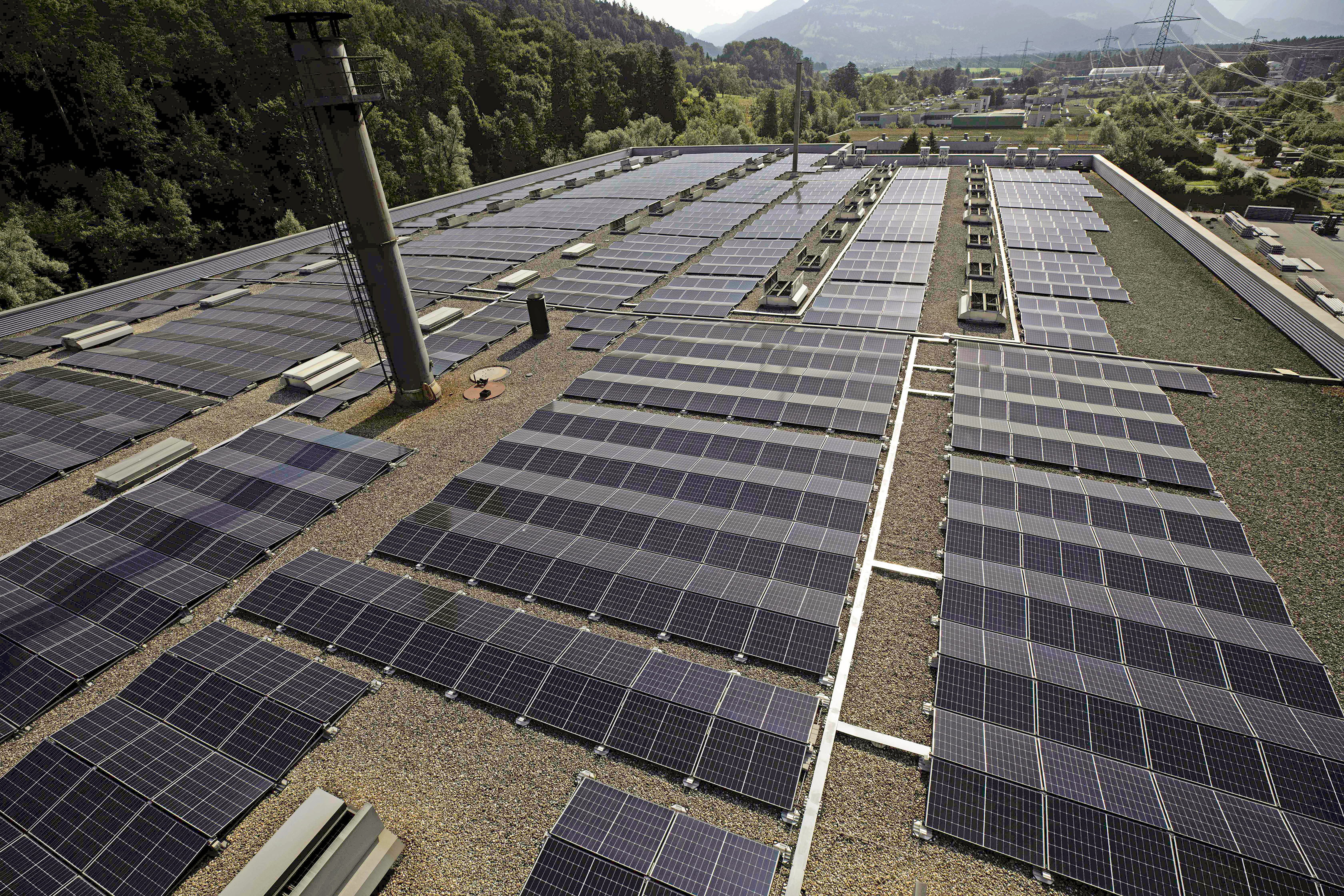 Energy autonomy through rooftop solar power: the rise of industrial microgrids image