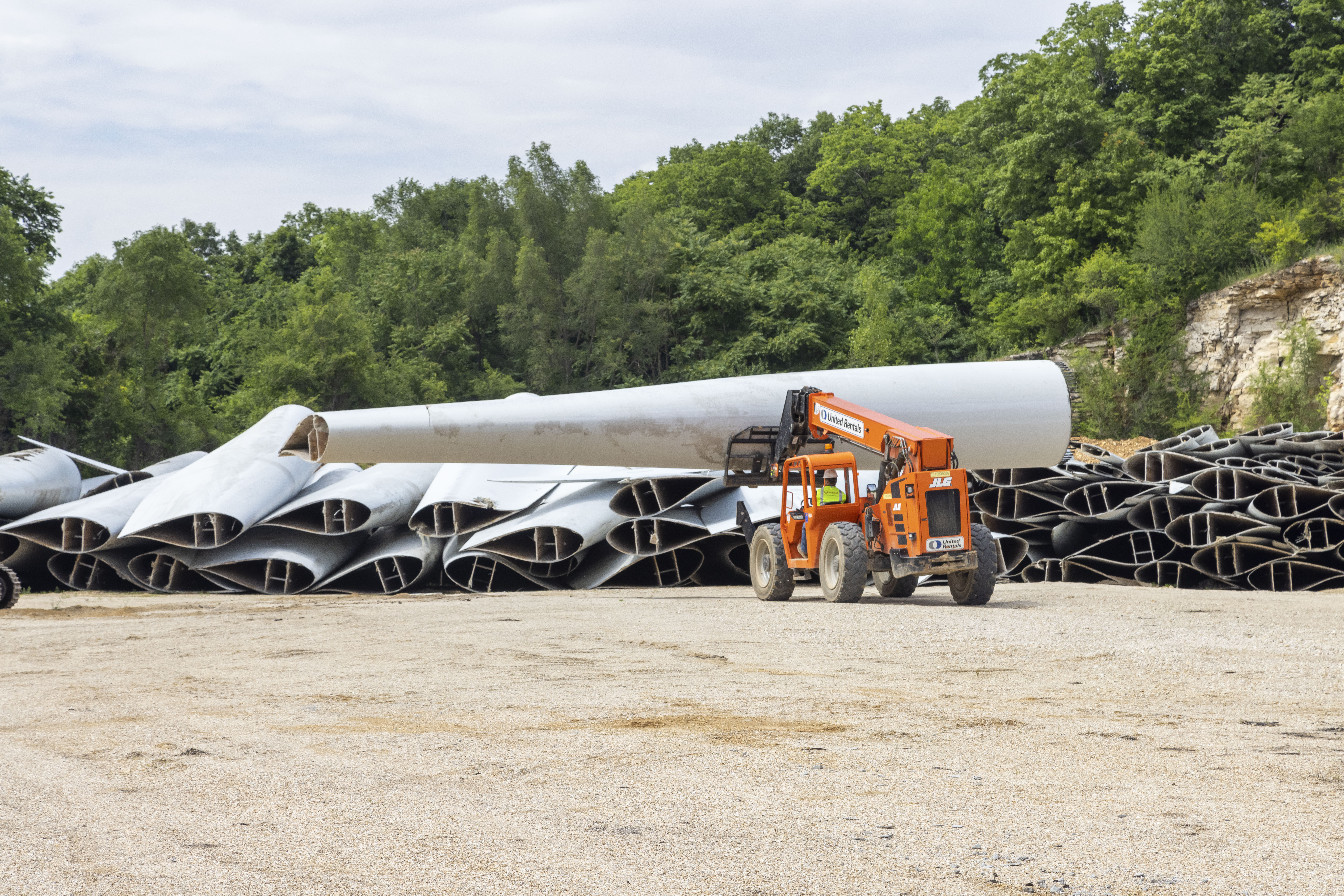 Circular cement solutions for wind energy waste image